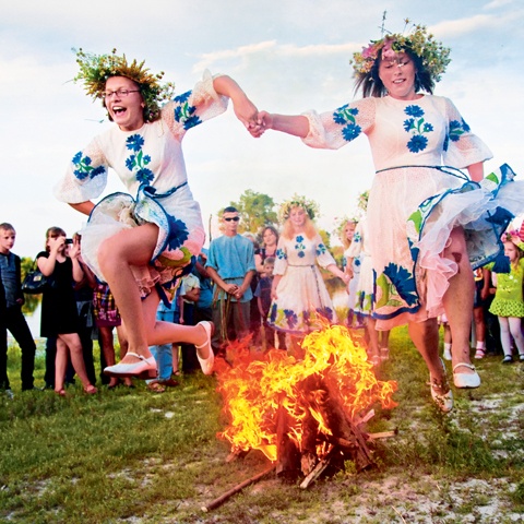 Litha, girls jumping over fire